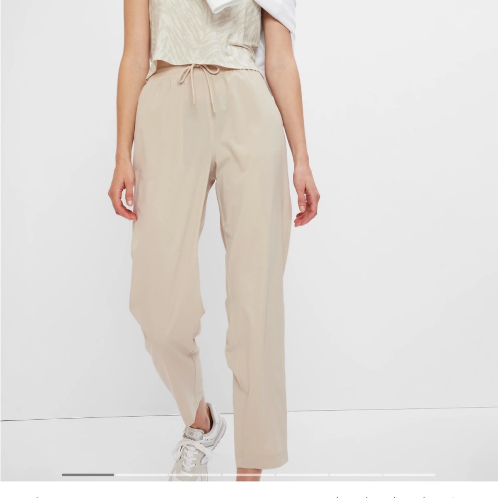 NWT Gap Fit Run Around Pant, Cream/Tan, size Small